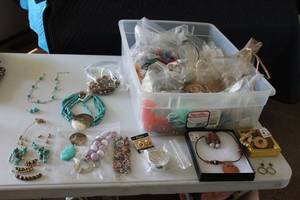 lot 5 image: Large Assorted Jewelry Collection