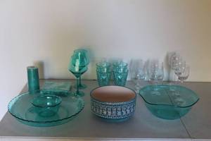 lot 12 image: Turquoise Plasticware and Ceramic Bowl Set