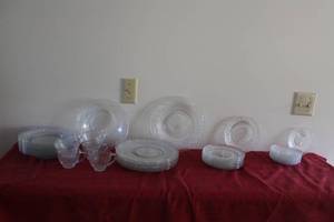 lot 16 image: Vintage Clear Pressed Glass Dinnerware Set