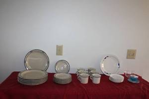 lot 18 image: Brickoven Stoneware and Villeroy & Boch Plate Set