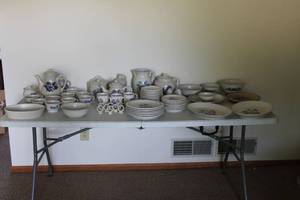 lot B-20 image: Pfaltzgraff Yorktowne Dinnerware Set