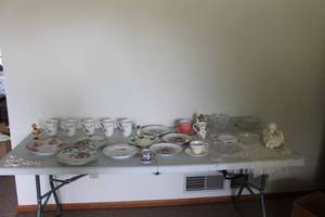 lot 25 image: Vintage Porcelain and Crystal Collection with Figurines