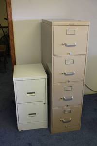 lot 32 image: Set of Two Metal Filing Cabinets - 2-Drawer and 4-Drawer