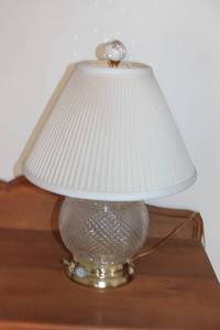 lot 38 image: Crystal Clear Lead Crystal Table Lamp