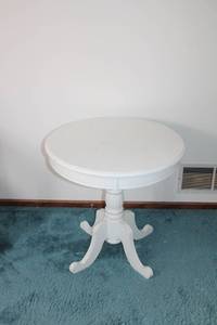 lot 41 image: Vintage White Round Pedestal Side Table