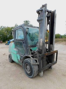 lot 4 image: 2013 Mitsubishi FD50N1 Diesel Forklift with Cab and Heat