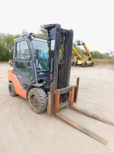 lot 6 image: 2009 Toyota 8FGU30 Gasoline Forklift with Cab