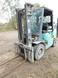 lot 7 image: 2000 Mitsubishi FG35K LP Forklift with Cab for Repair