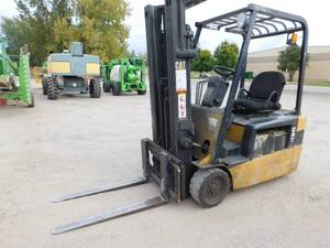 lot 18 image: 2007 Cat ET3500 Electric Forklift