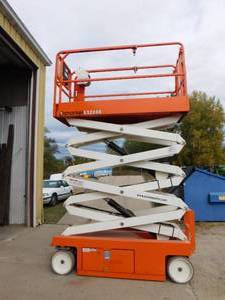 lot 19 image: 2018 Snorkel S3226E Scissor Lift
