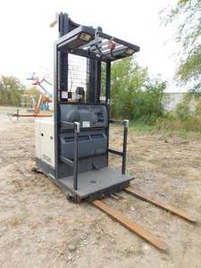 lot 25 image: 1999 Crown SP3020-30 Order Picker - For Parts or Repair