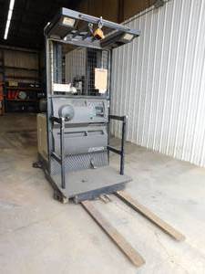 lot 26 image: 1999 Crown SP3020-30 Order Picker