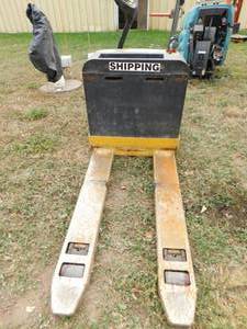 lot 33 image: Yale MPB040 Electric Pallet Jack  - For Parts or Repair