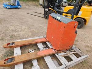lot 34 image: Linde EGU20 Electric Pallet Jack - For Parts or Repair