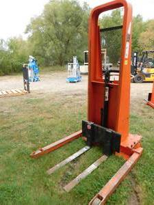 lot 35 image: 1999 Presto Push Around Straddle Stacker