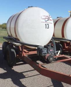 lot 13 image: 750 gallon poly tank on running gear, with pump and motor
