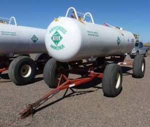 lot 31 image: 1,400 gallon steel anhydrous tanks on Ag systems AG82 running gear