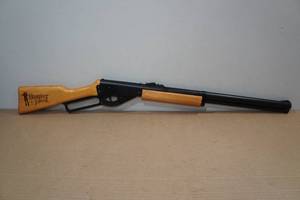 lot 5 image: Crossman Hunter Hank Special Edition BB Gun