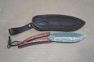 lot 11 image: Damascus Style Blade Hunting Knife