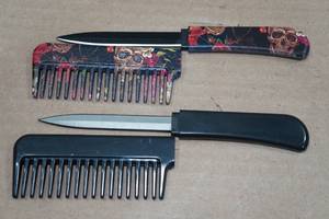 lot 17 image: 2 Hair Comb Knives