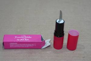lot 18 image: Femme Fatale Lipstick Knife