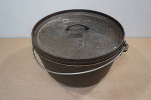 lot 95 image: Lodge 6-Quart Cast Iron Camp Dutch Oven