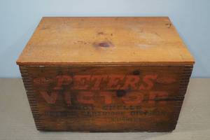 lot 155 image: Antique Dupont Peters Victor Shotshell Dovetail Pine Box