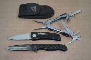 lot 174 image: Gerber Tool with 2 Folding Pocket Knives