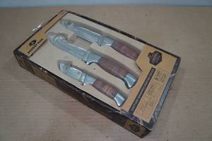 lot 207 image: Mossy Oak Leather Wrapped Hunting Knives
