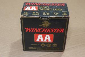 lot 338 image: 24 Winchester AA 12 Gauge 2-34 8 Shot Shotshells