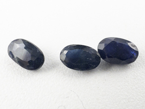 lot 56 image: 3 NATURAL BLUE SAPPHIRES - 1.11ct. Dark Blue Oval brilliant cut