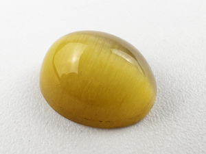 lot 66 image: CATS EYE QUARTZ - 4.69ct. Oval cabachon cut
