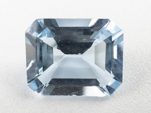 lot 351 image: BLUE TOPAZ - 4.37ct. Light Swiss Emerald cut