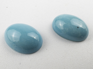 lot 354 image: 2TURQUOISE - 10.31ct. Oval cabochon cut