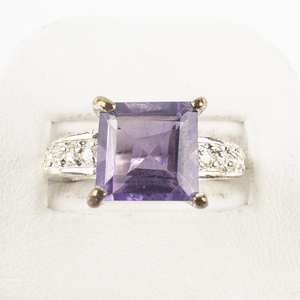 lot 126 image: Square Cut Light Purple Stone (Amethyst)  Silver Tone Base Metal Statement Ring . Size 7.75 - 8.