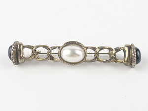 lot 236 image: Antiqued Twisted Faux Pearl & Black Stone Gold Tone Base Metal Brooch .