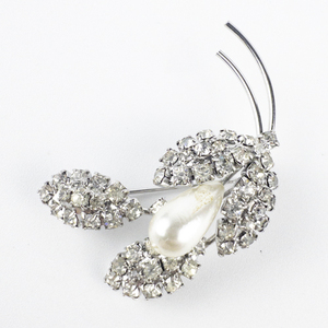 lot 251 image: Rhinestone Floral white Base Metal Brooch .
