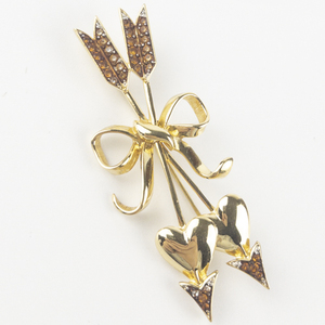 lot 254 image: Joan Rivers Rhinestone Cupids Arrows Gold Tone Base Metal Brooch .