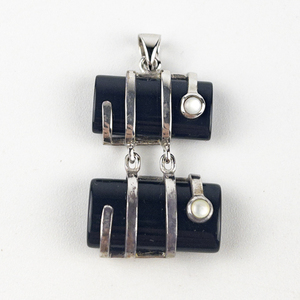 lot 80 image: Johnson Gems and Jewellery  Onyx & Moonstone Cabochonsterling silver pendant (no chain).