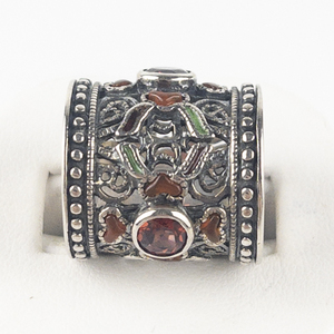 lot 83 image: Johnson Gems and Jewellery  Garnet & Agate sterling silver slide pendant.