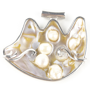 lot 86 image: Abalone Mother of Pearl Freeform sterling silver pendant (no chain).