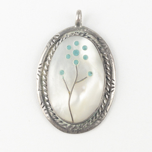 lot 96 image: Vintage Forget-me-not mother of pearl sterling silver pendant (no chain).