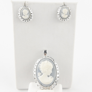 lot 159 image: Vintage Blue & White Cameo Silver Tone Base Metal Pendant & Post-Back Earrings .