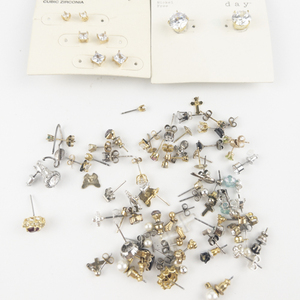 lot 201 image: 40 Pairs Of Base Metal Stud Earrings . All Wearable & In Good Condition