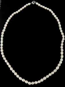lot 320 image: White Freshwater Pearl Necklace.