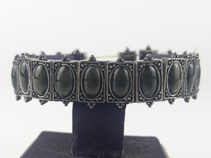 lot 276 image: Green Iridesecent Cabochon Silver Tone Base Metal Stretch Bracelet.