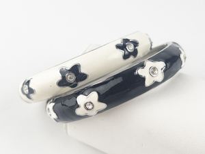 lot 282 image: Set of two  Retro Black & White Flower Rhinestone Base Metal Hinged Bangles.