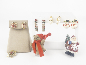 lot 42 image: Group of 7 ChristmasHoliday Group Lot Brooches & Earrings.