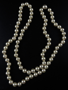 lot 213 image: Metall  Knotted sterling Silver Faux Pearl Necklace.