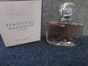 lot 10 image: Estee Lauder Beautiful Magnolia Int...